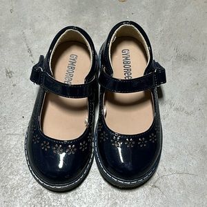 Girls Perforated Flower FauxLeather Shoes - Every Day Play / Size 7 / Vv-12‎
